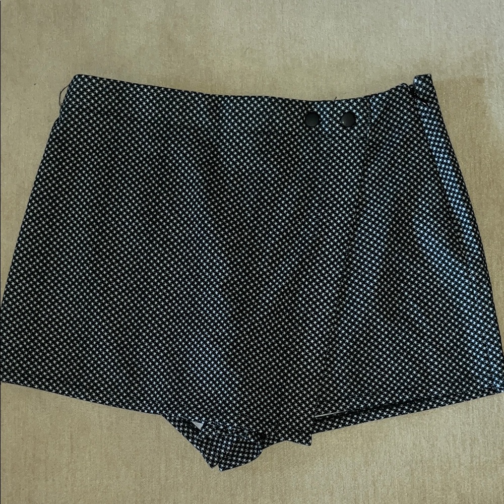 Sincerely Jules Black and White Patterned Skort